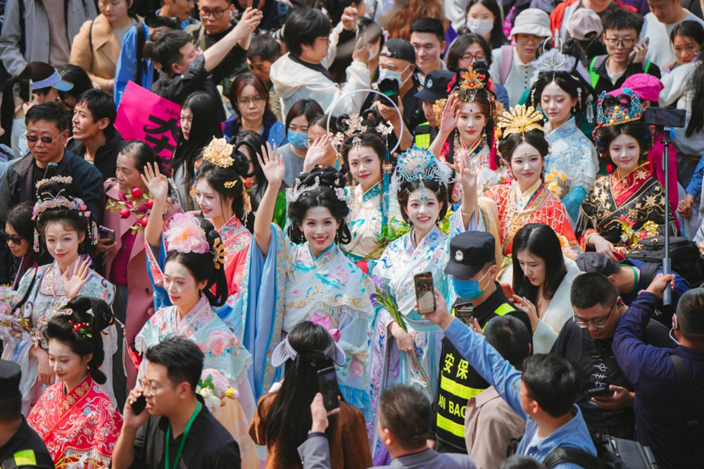 “十二花神”亮相大明湖畔 2026济南花朝荟启幕